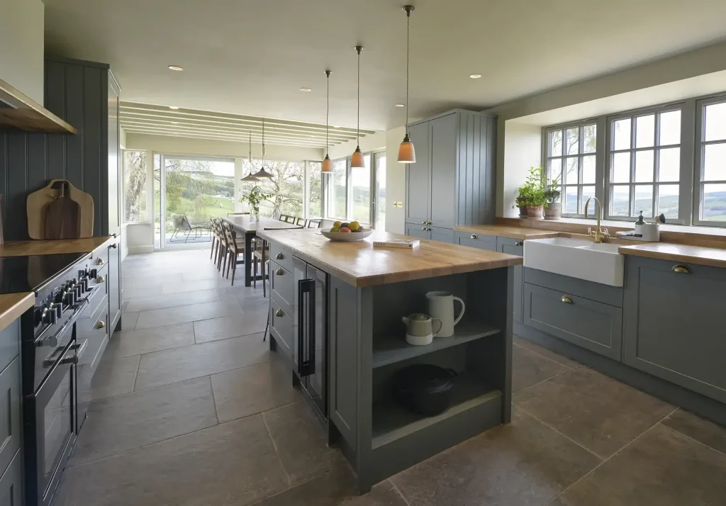 aodin-country-kitchen-with-island-crop